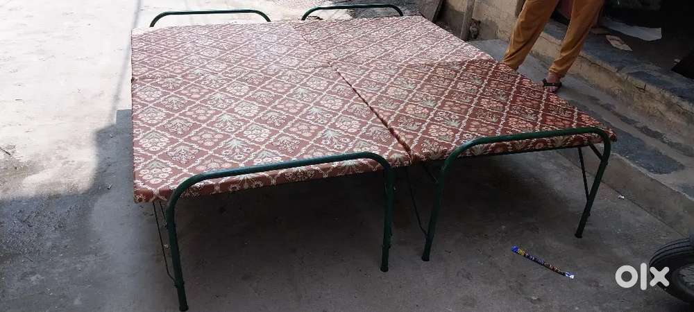 Folding bed with soft sheet