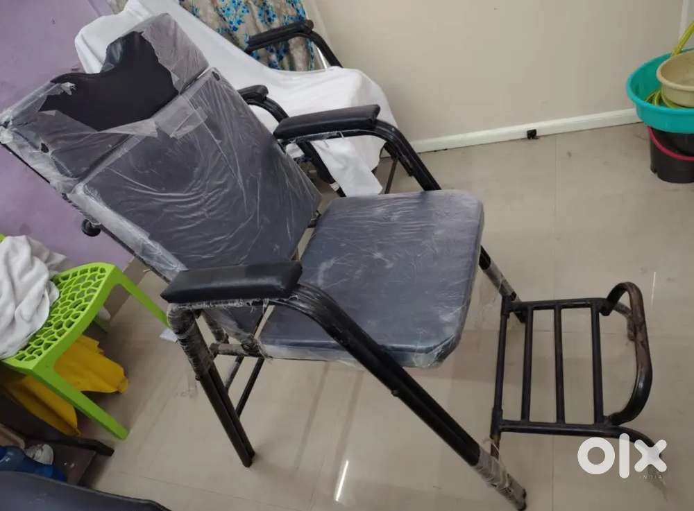 Beauty parlour ner  bed and new chair very less used