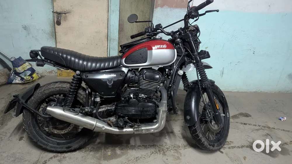 Yezdi jawa scrambler Rebel Red