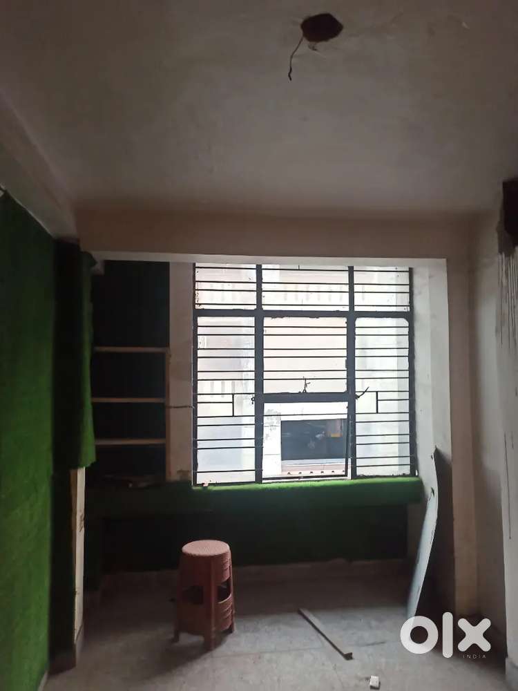 Big hall available for rent HAZARATGUNJ choraha