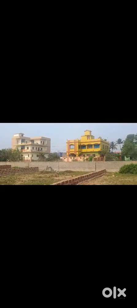 A GHARABARI BOUNDRY WALL CORNER PLOT.. READY TO MOVE, VIP COLONY