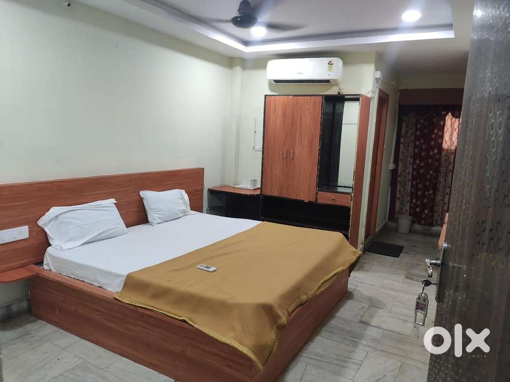 TOOMS FOR BACHELORES AND WORKING PROFESSIONALS