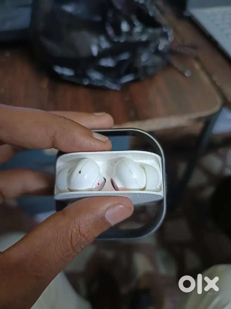Acwo2 in 1 earbuds ..