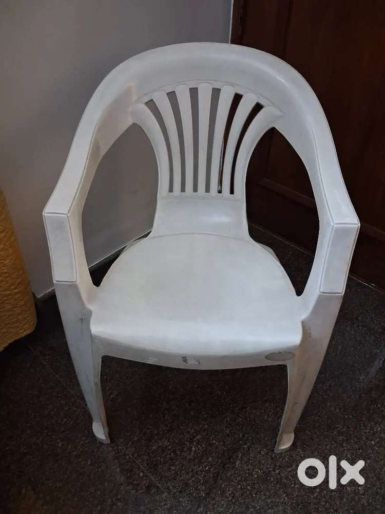 4 x Plastic White Nilkamal Chairs