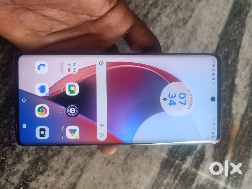 Moto edge 30 ultra 5g mobile 12/266 back door crack