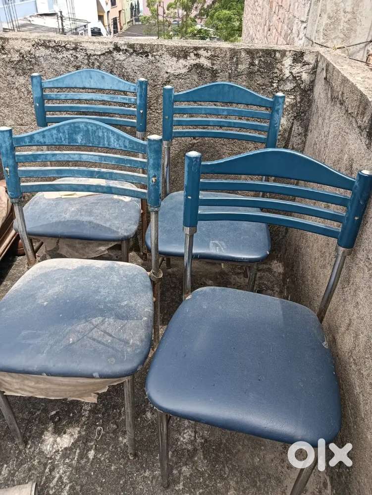 Dining table set for a family with 4 sitting capacity with 4 chairs