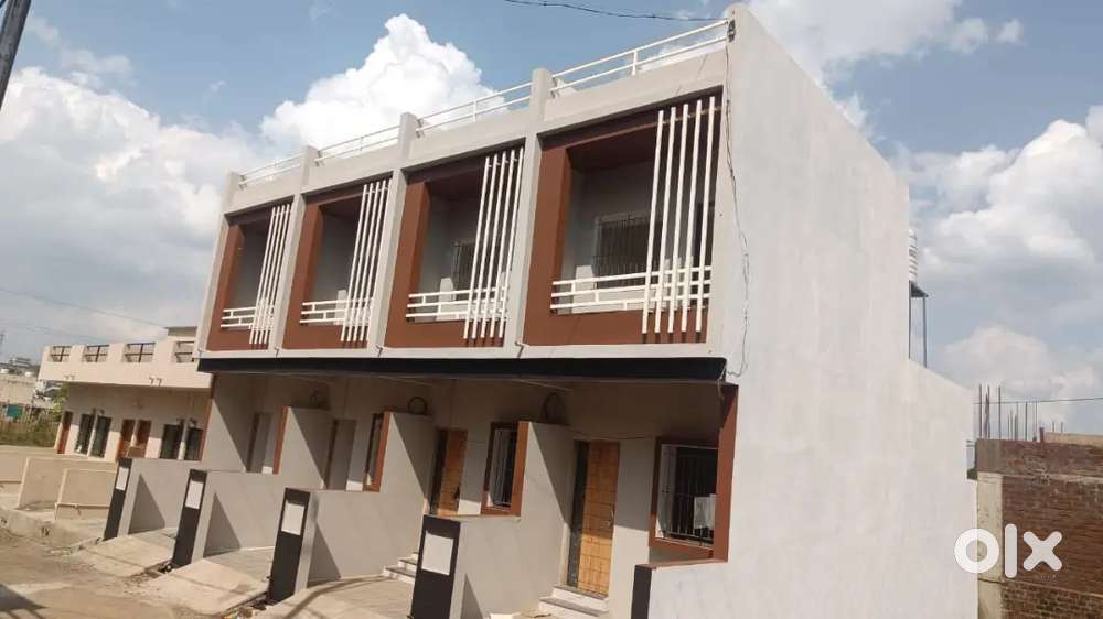 सर्व सोयीयुक्त रो बंगलो विकणे आहे