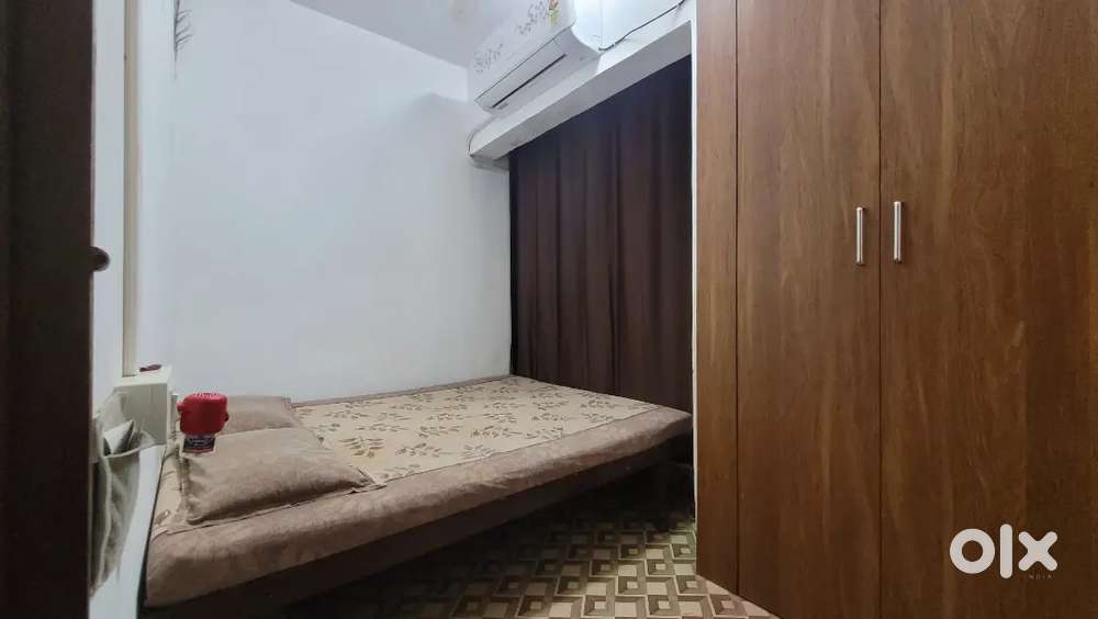 LOOKING FOR FLATMATE