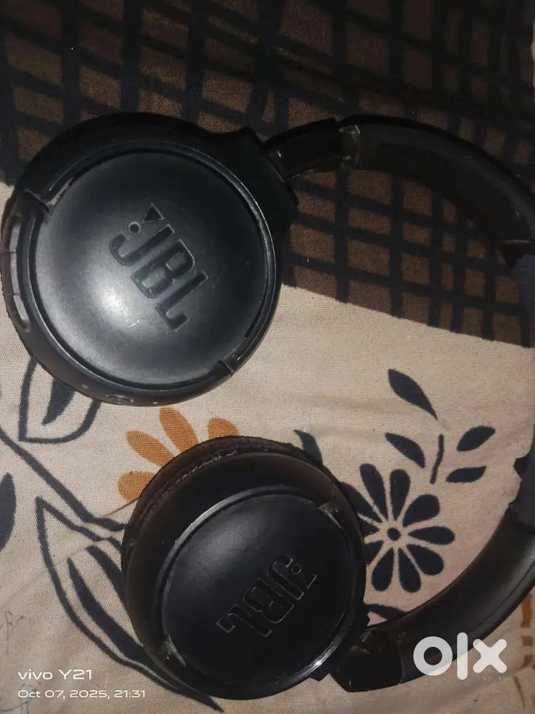 JBL headphones 1 month used and the volume is so good