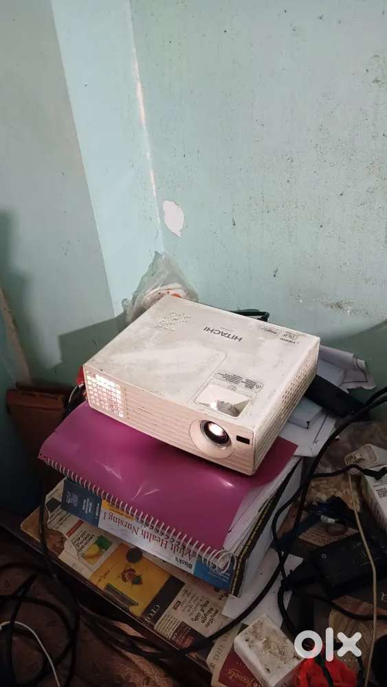 Projector  Hitachi cp-Dx 250