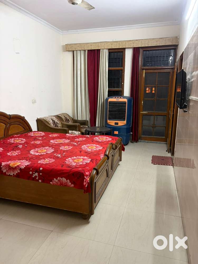1bhk independent floor in gated society vip road 12500/