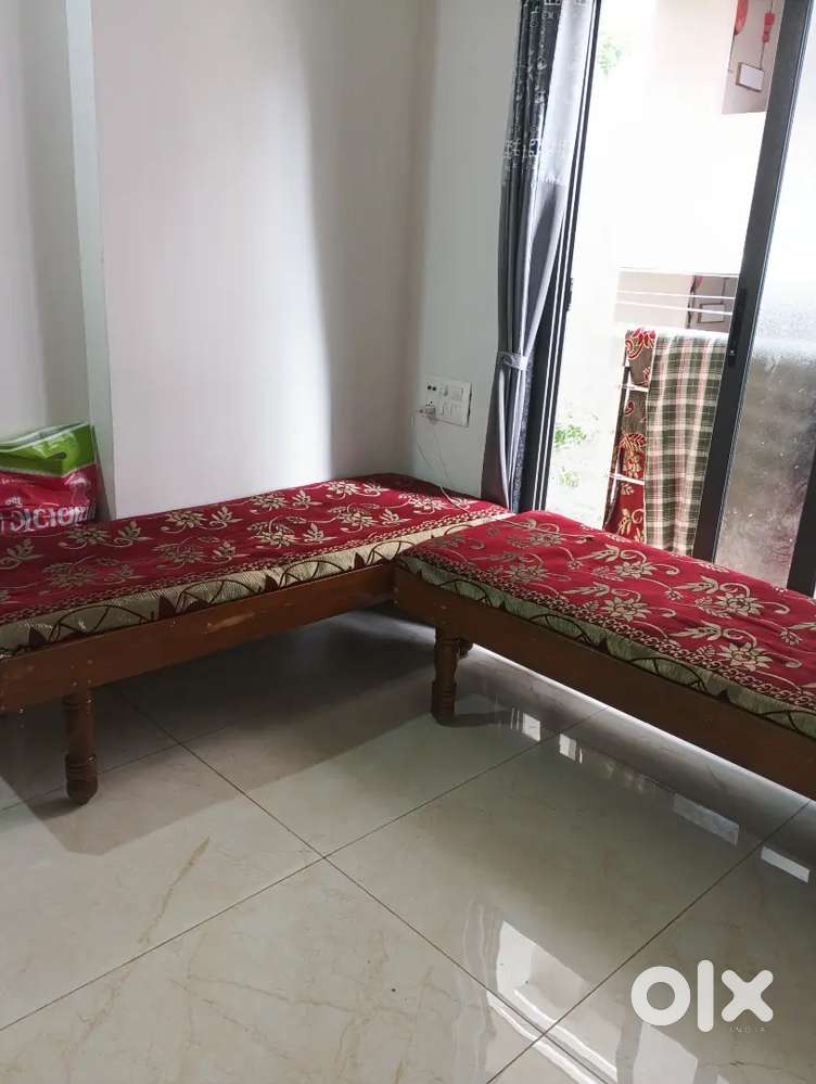 Saag wooden seti with mattress