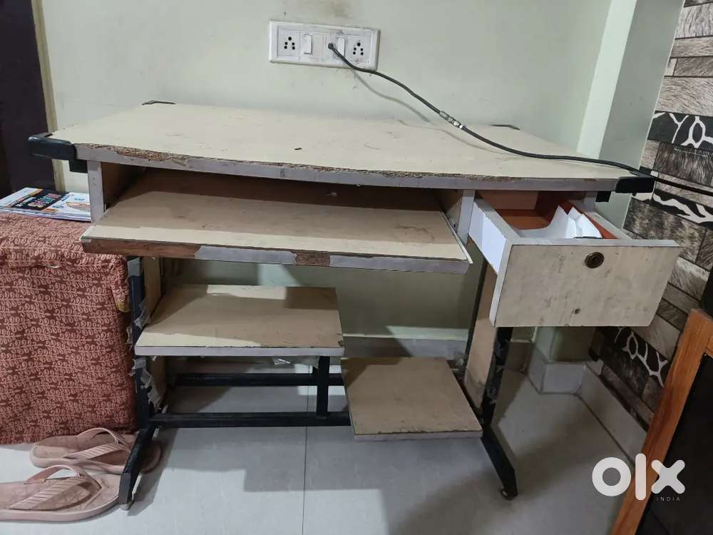 Computer table to sell