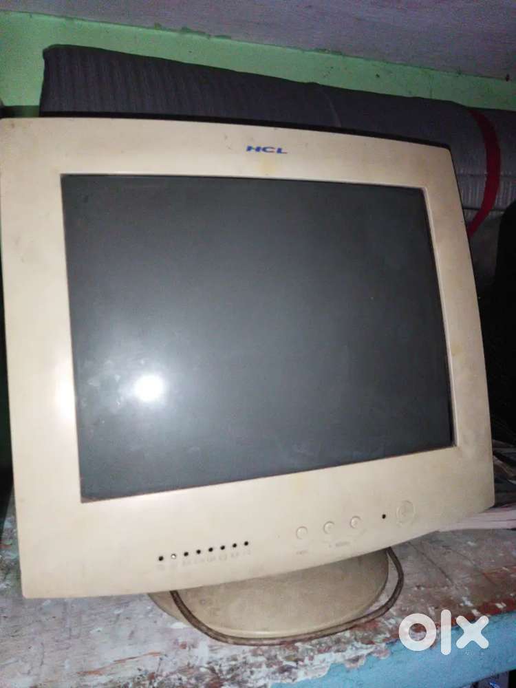 COMPUTER WITH TWO MONITORS