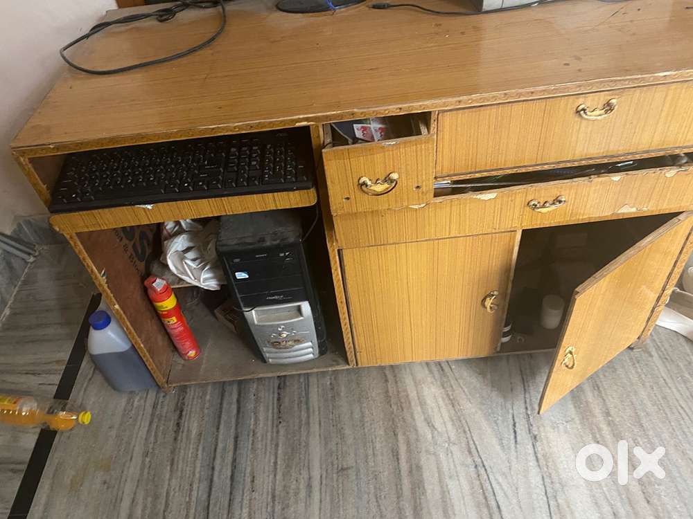 Computer table