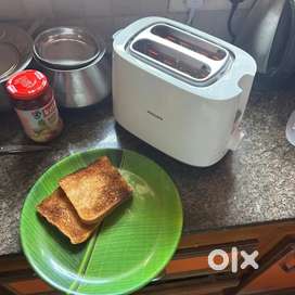Philips Pop Up Toaster with Bun Warmer - HD2582/00