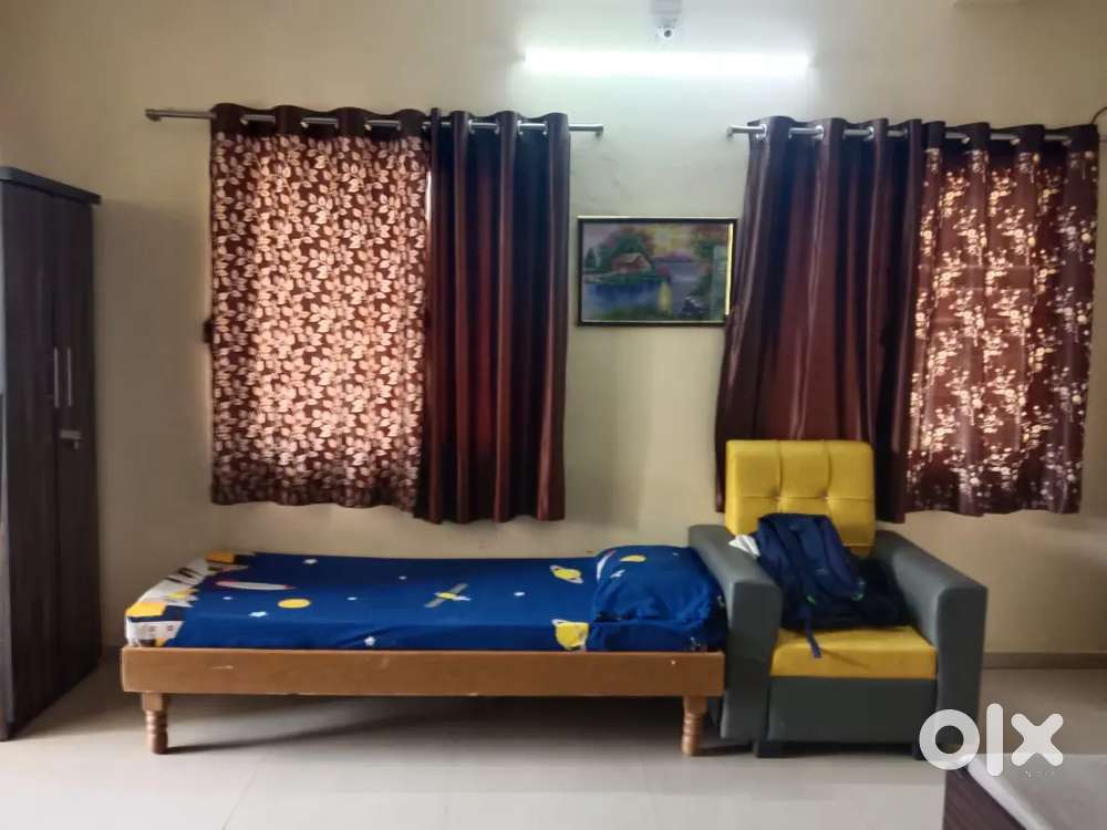 Space available in Pg for working professional person