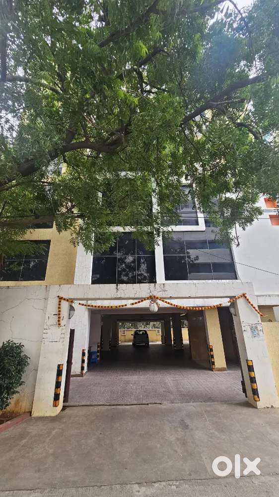 COMMERCIAL BUILDING