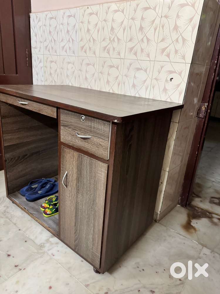 Computer table with wheels