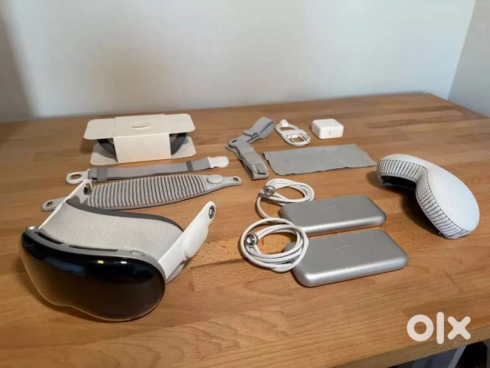 Apple Vision Pro 1TB, Apple Care+, 2x Batteries, WaterField Designs S