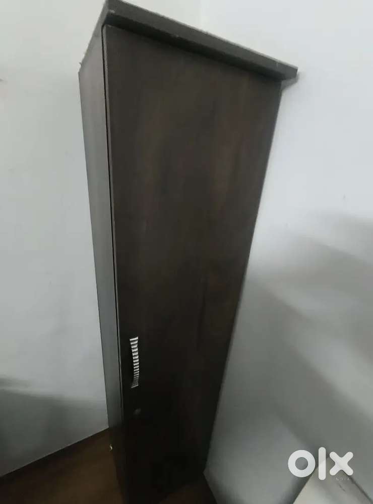 Single (Almirah)Wordrobe available in good condition