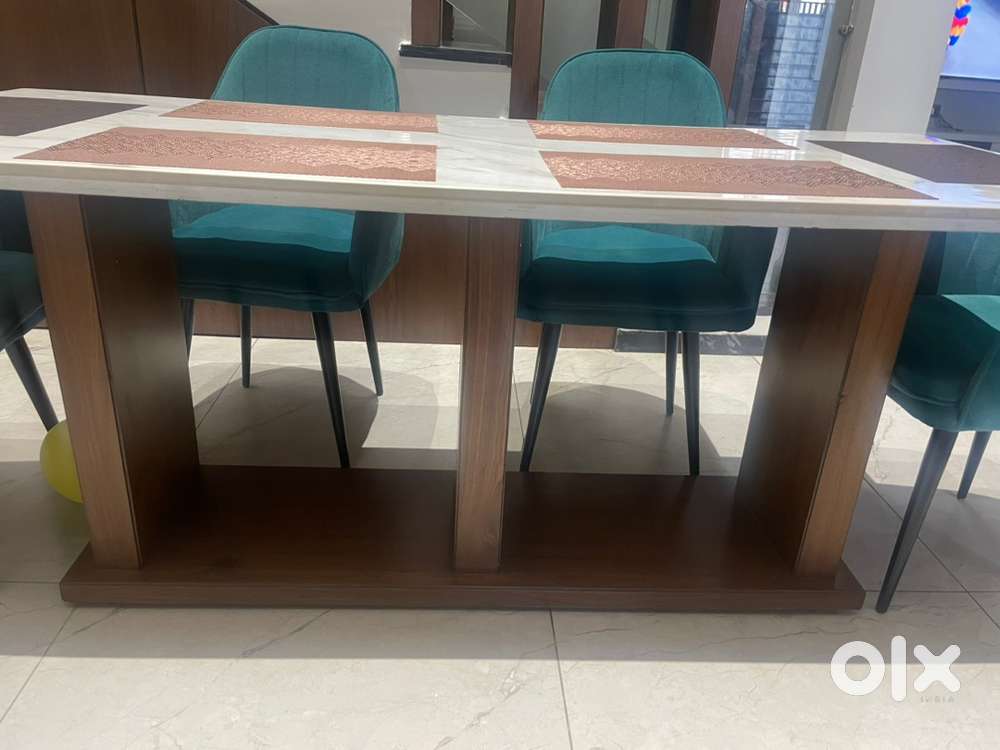 solid wooden dining table with 6 chair in excellent condition