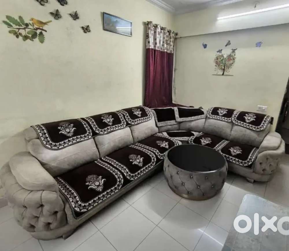 Sofa with neck rest is for sell