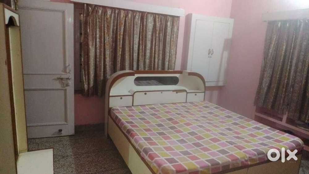 1 Single Room with Bed avaiable **No Kitchen**