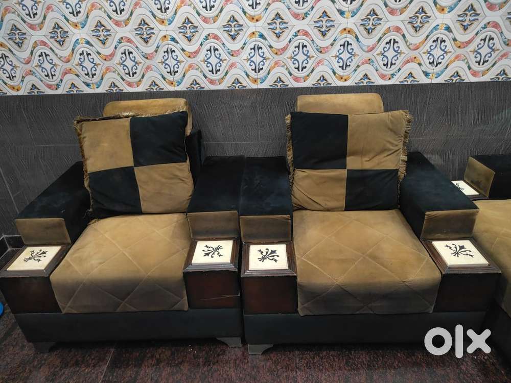 •	“Stylish Comfortable Sofa – Great Condition, Best Price!”