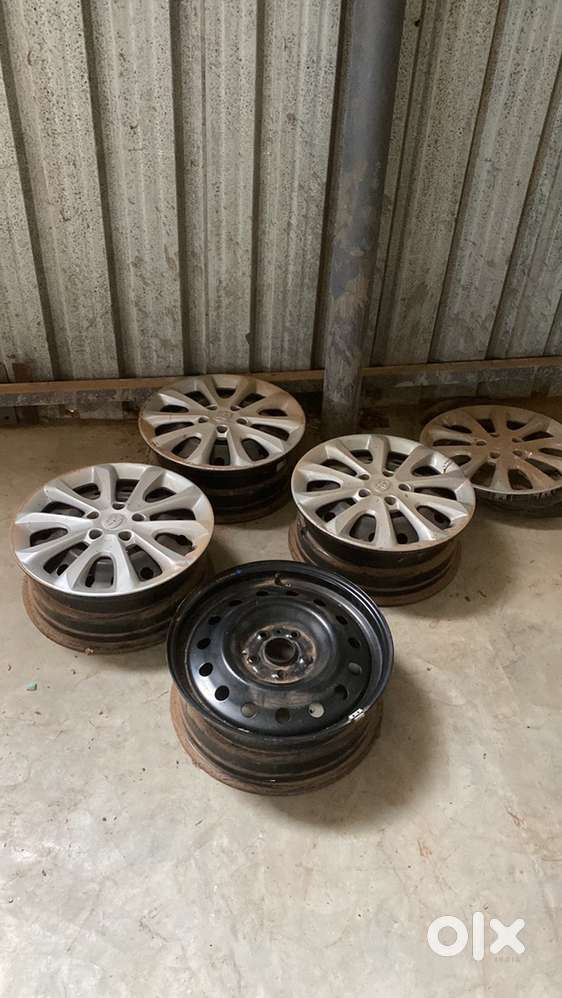 Toyota hyrider orginal steel rims with 4 wheel cap