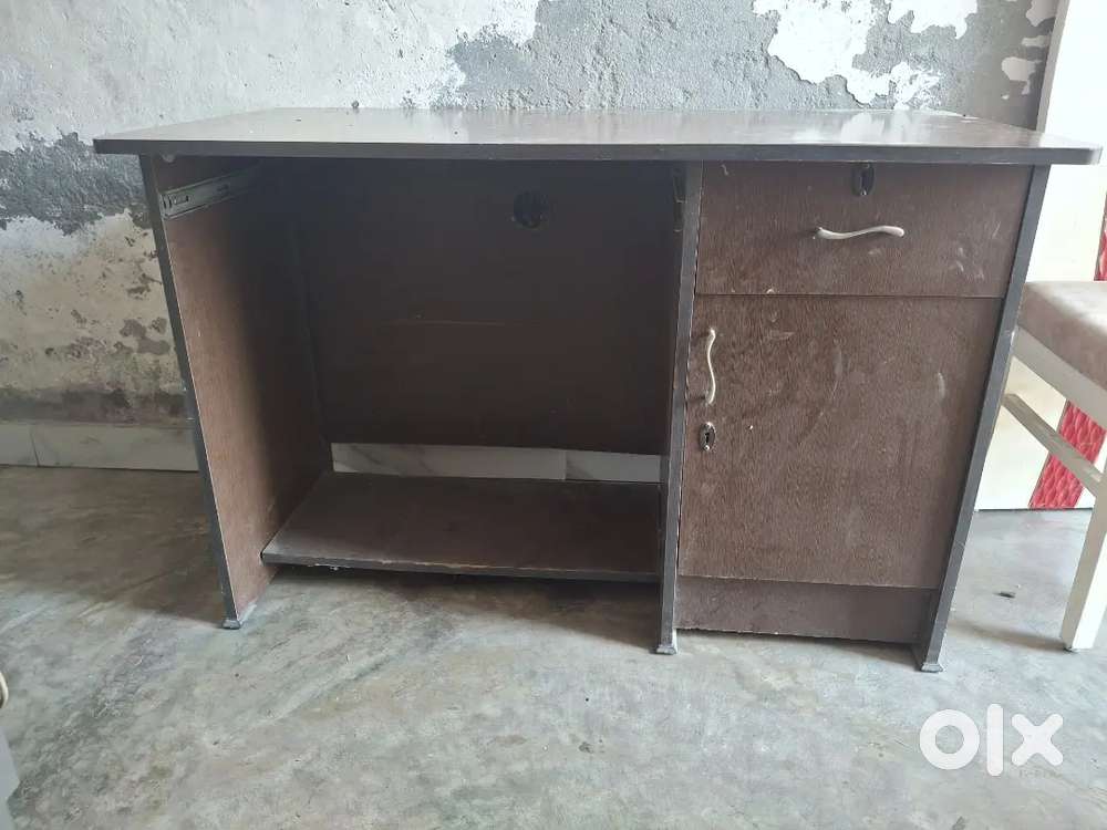 Computer table