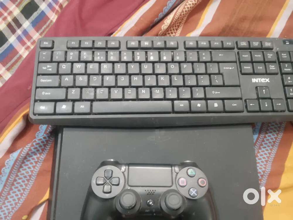 PS4 without dent with one controller and two games and one charger