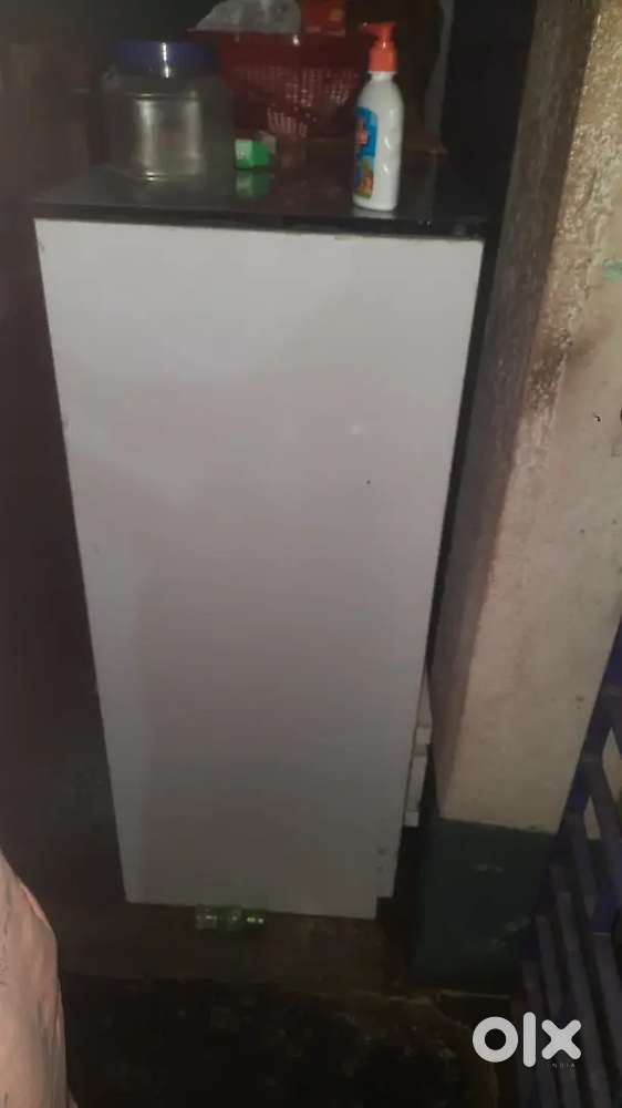 দোকানেৰ সামনেৰ অলমাৰি