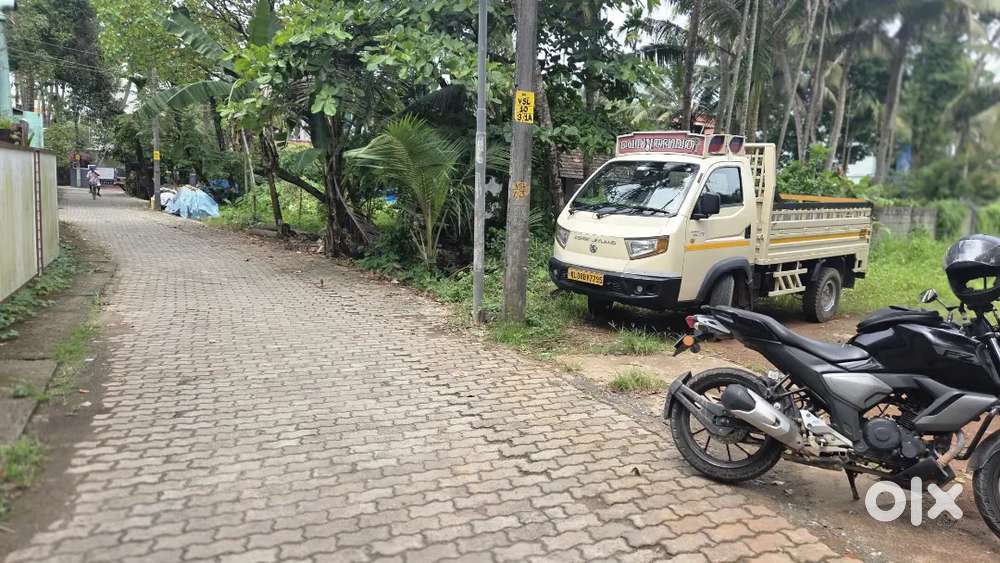 6,5 cent plot കുണ്ടന്നൂർ ഒന്നര കിലോമീറ്റർ കിഴക്കുവശം