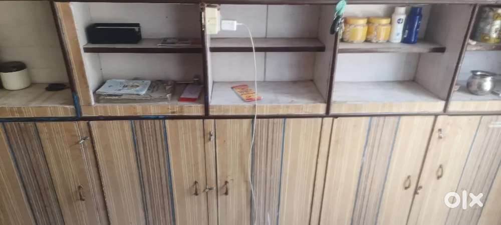 दुकान की पुरानी फिटिंग और काउंटर है