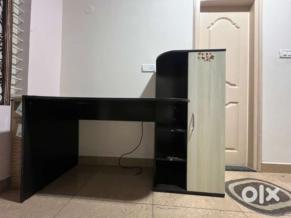 Laptop table with shelf
