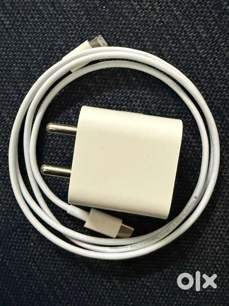 iPhone 20 watts adapter and lighting cable
