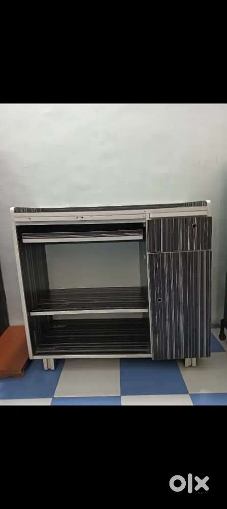 Sturdy computer table
