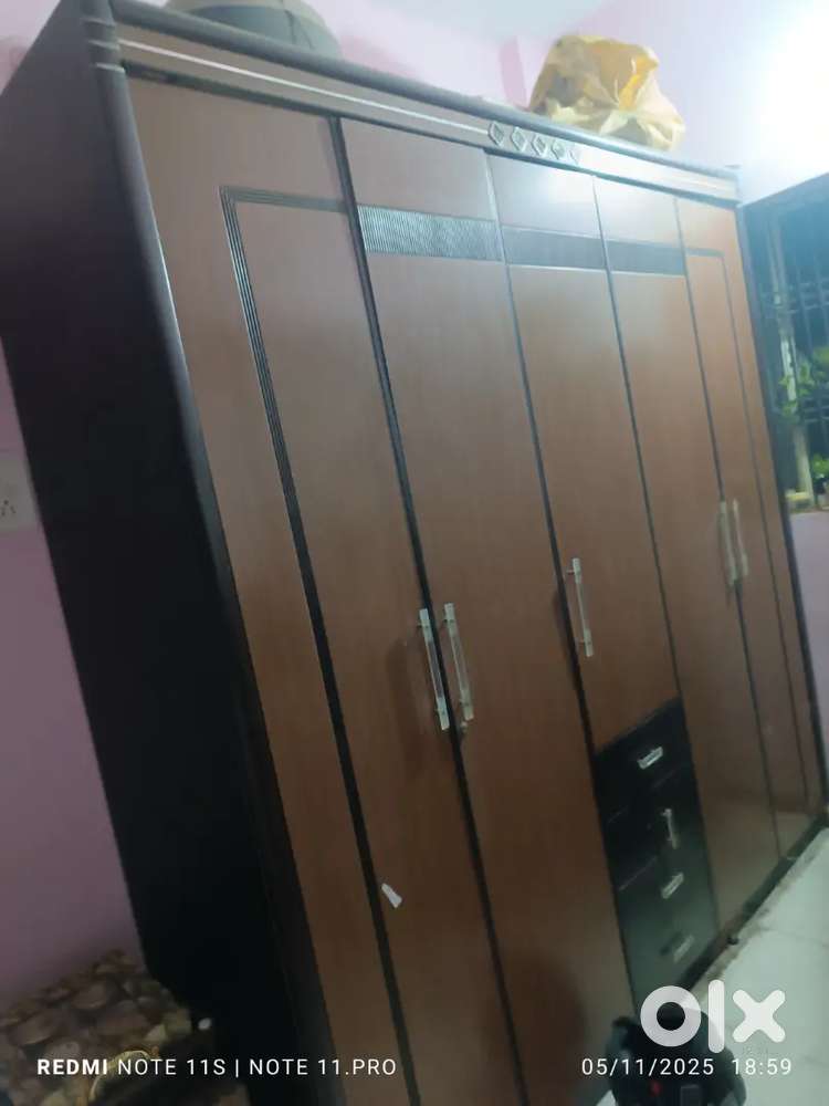 Woodan Box bed and 2.conear. and 3.shoces and make up mirror