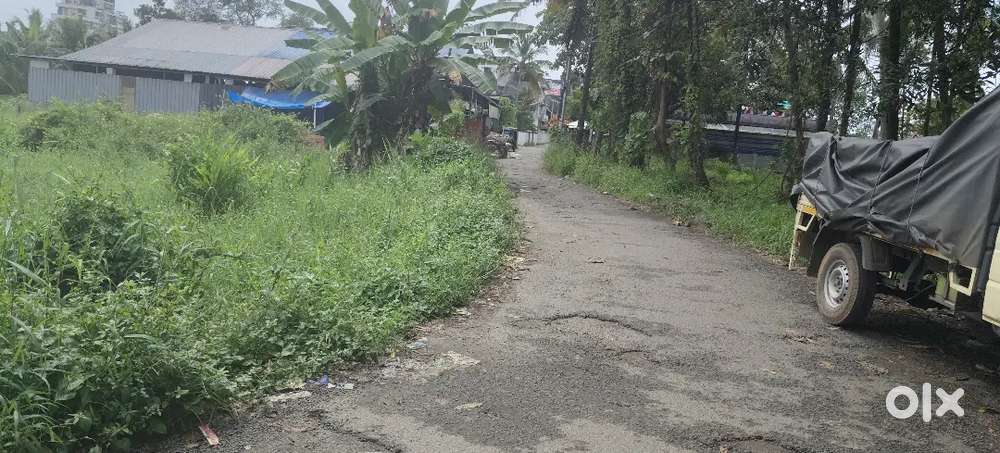 Edapilly main road 1 acr water frondage purayidom