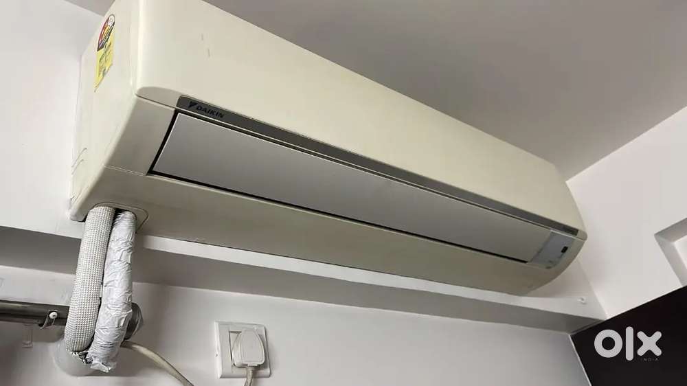 Daikin AC 1.5 ton Three star with compressor and remote