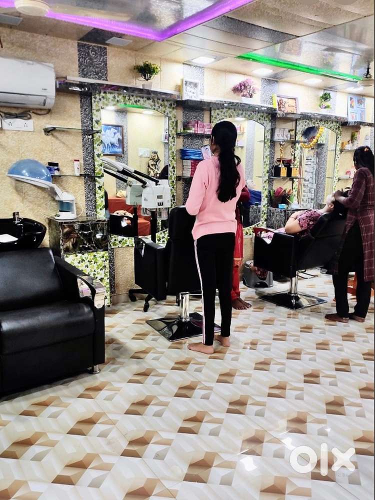 only femali candidates required for our palour