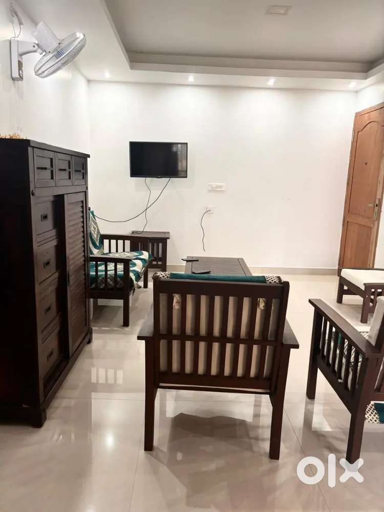 Ladies pg in prime location