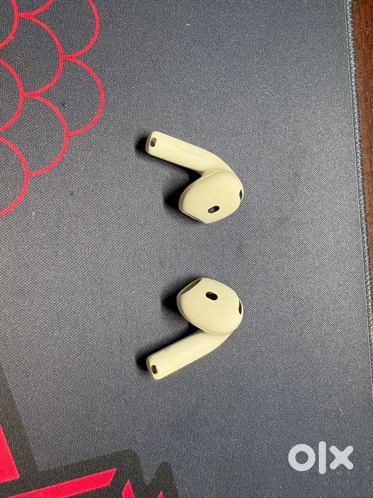 Apple Airpods 4  (Without Noise cancelling)