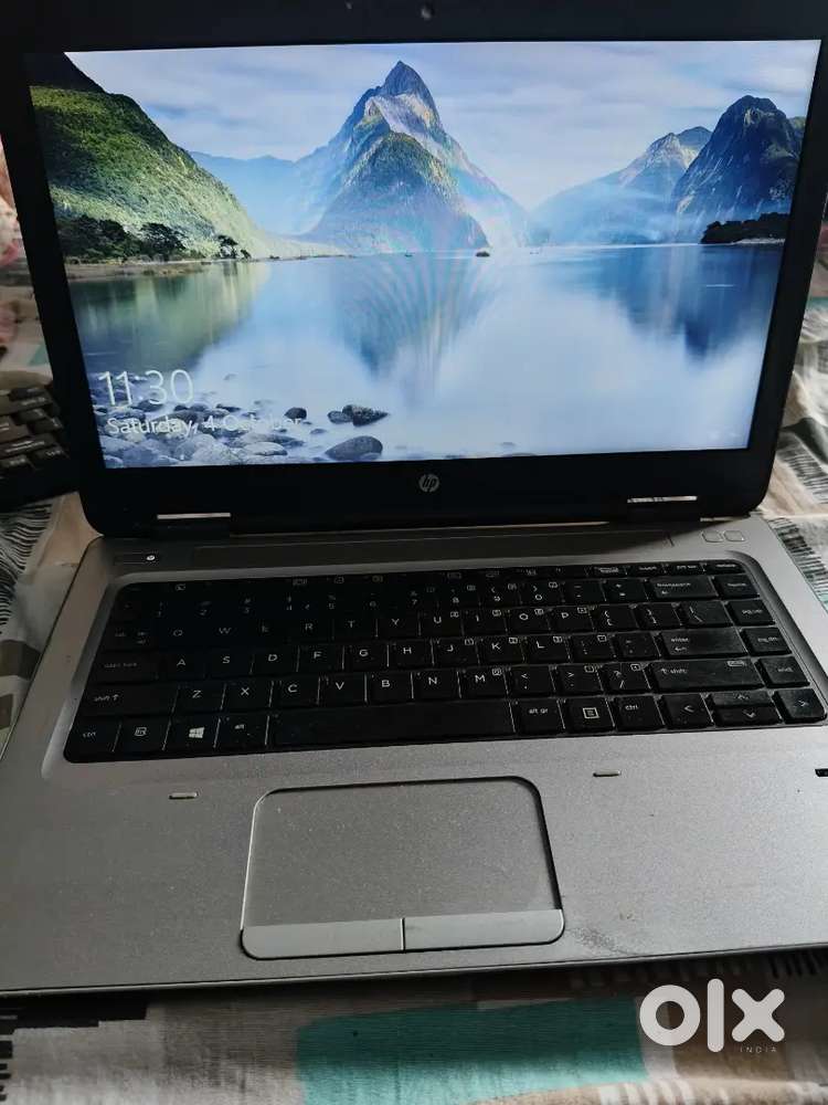 Yah laptop ke sath charger free hai mouse bhi free hai