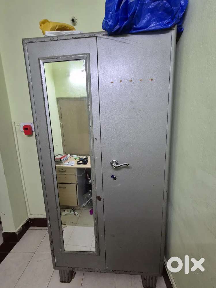 Almara with double door and a mirror
