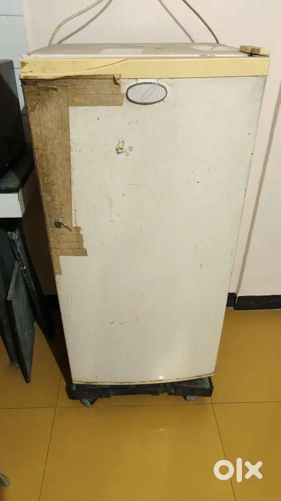 Old working Fridge for 2000