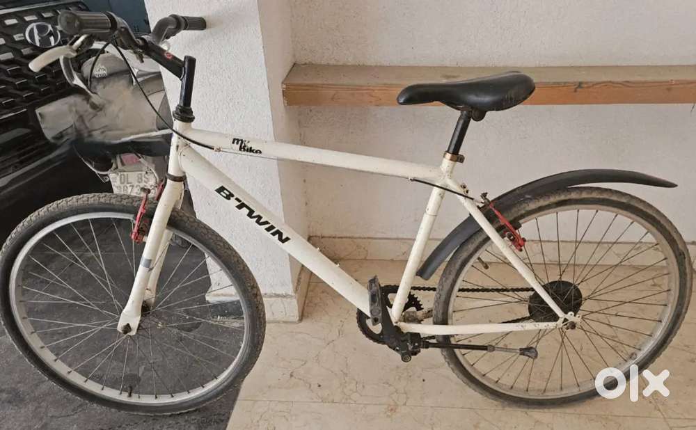 Selling btwin cycle white colour 3 years old