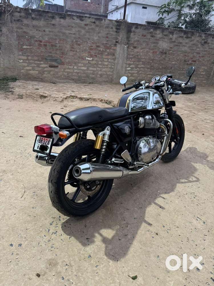 Continental GT 650 (2024), Mr. Clean with red rooster silencers.