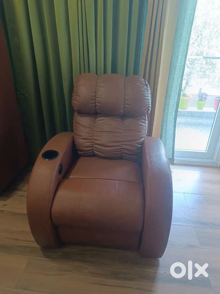 Semi-Motorised Recliner Chair – Excellent Condition